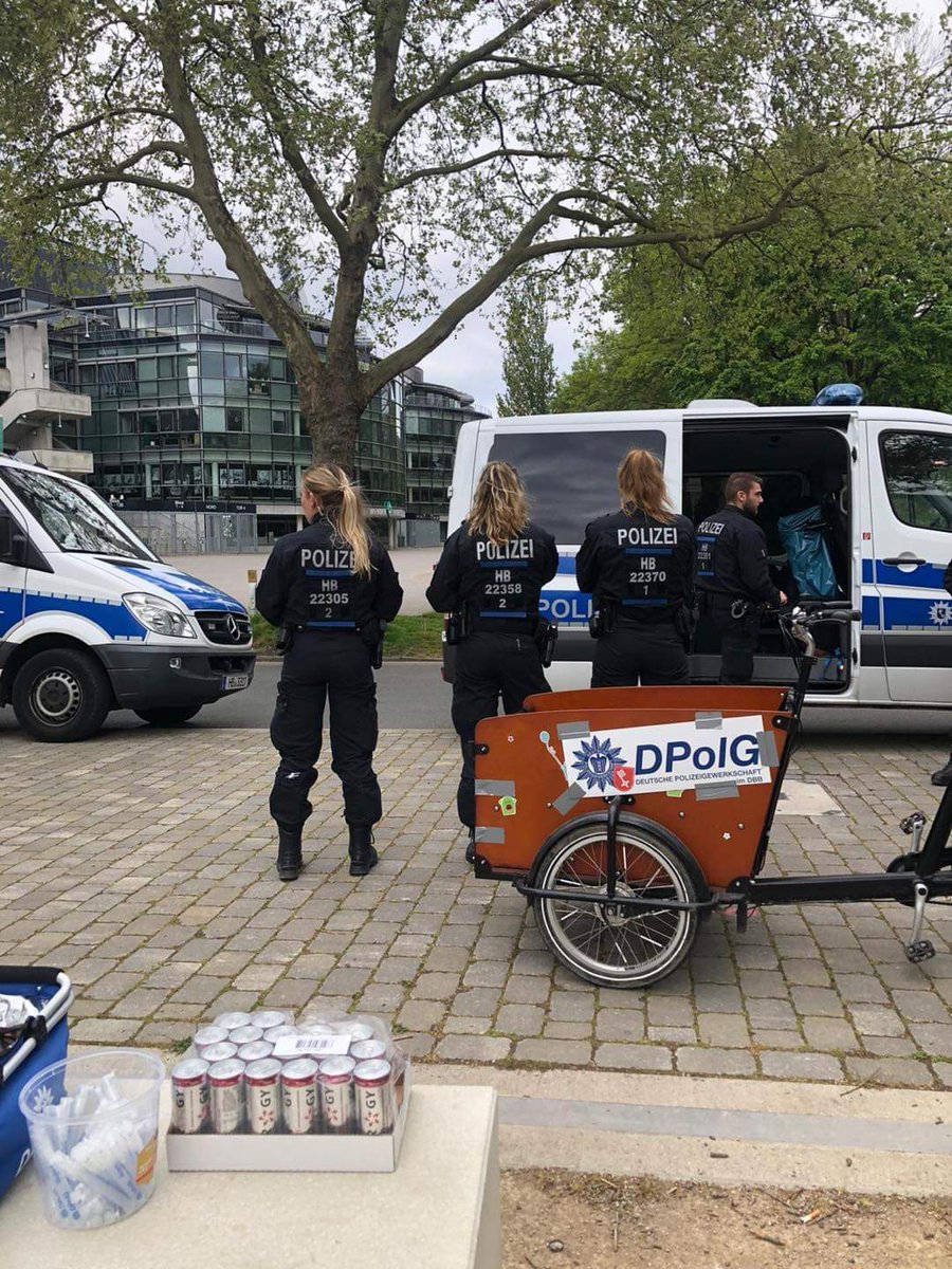 DPolGBund's tweet photo. #Einsatzbetreuung der @DPolG_Bremen mal anders! 😉
Unsere Helfer haben wir zum Schutz natürlich mit dem original #DPolG Mund-Nasen-Schutz ausgestattet.
➡️ DPolG - mit #Abstand die beste Gewerkschaft!
#Deinetwegen #Polizeifamilie #Bremen https://t.co/npVKhoN20y