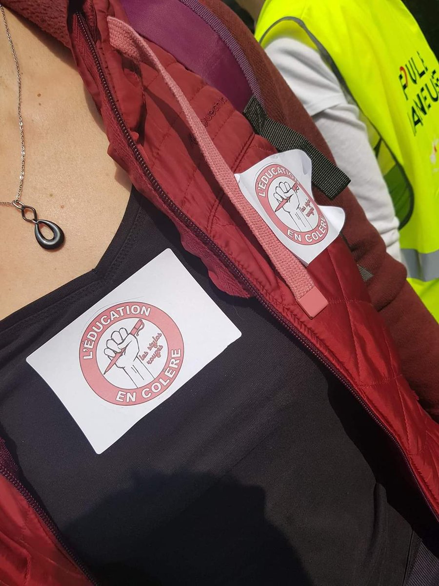 stylos_les's tweet photo. #1ermai2019 on manifestait contre les attaques sur les droits des travailleurs et contre la #loiBlanquer !
Aujourd'hui c'est #ManifAuBalcon... Mais on ne lâche rien !✊ #ConfinésMaisPasRésignés
#1ermai2020 #fetedutravail #StylosRouges #construisonsdemain #OnNoublieraPas https://t.co/tf2rh9ODMQ