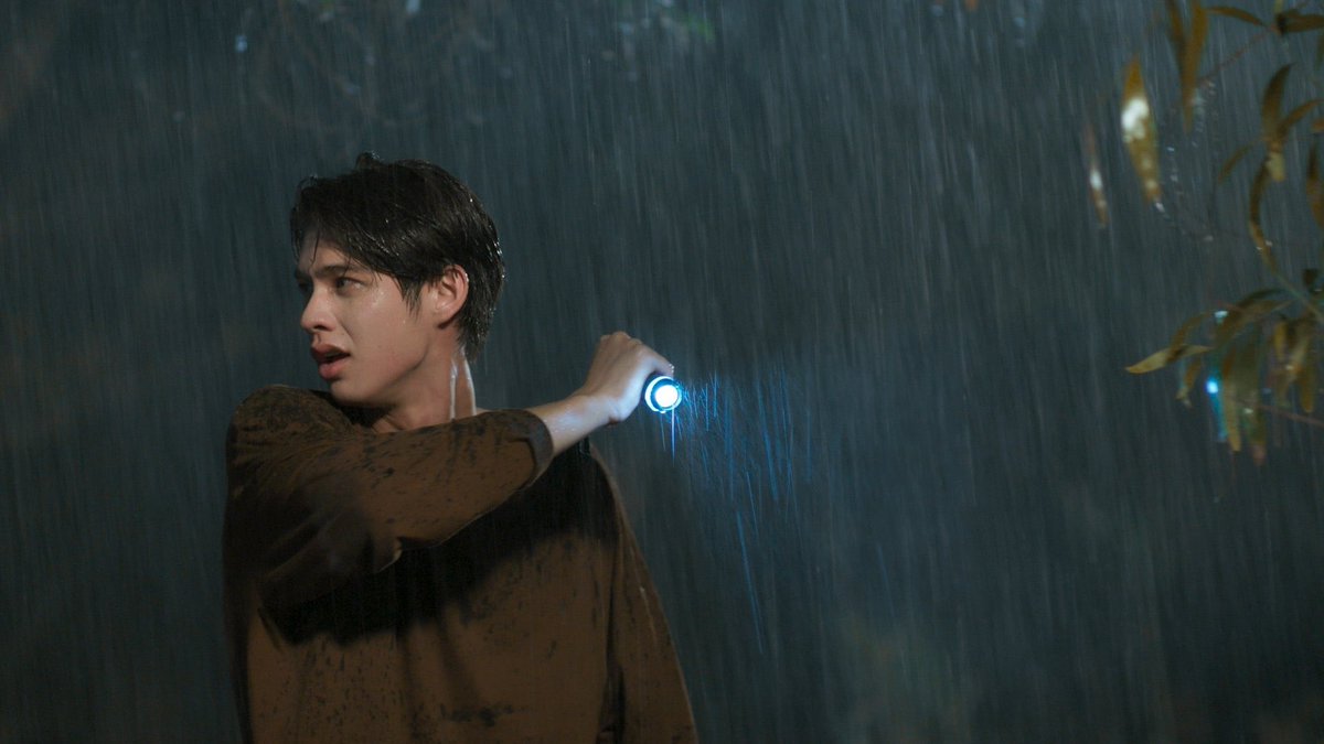 87346963rr's tweet photo. เคพ่อคุณ พ่อสวรรค์ส่งมาเกิดที่เเท้ทรู หล่อมาก ดีมาก เเม้เเต่ฝนก็ทำอะไรเค้าไม่ได้เลย ลุคเปียกในดือมาก โว๊ยยยไม่ไหวเเล้วววว รักผชคนนี้โง้ยยยยยยยย❤️❤️❤️ #คั่นกูEP11 https://t.co/KWBmrnJLlA