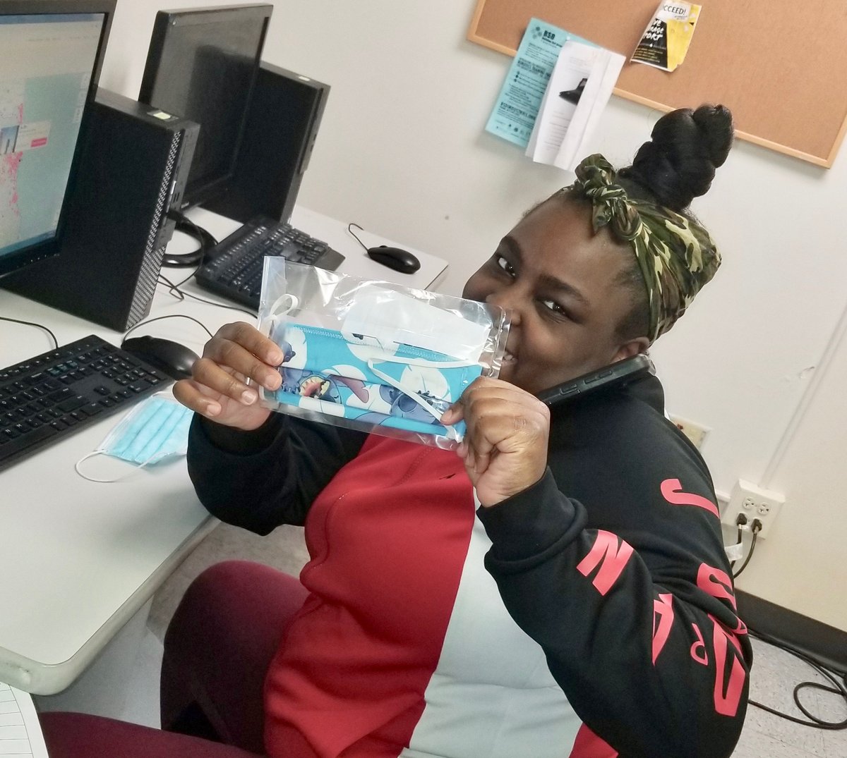 EDIWOfficial's tweet photo. Jóvenes del proyecto #YouthACT, en #Chicago, inician proyecto de elaboración de mascarillas para jóvenes que viven en refugios y prisiones... para prevenir el #Covid19. https://t.co/OqPgRcfxhu https://t.co/E68KK8X476