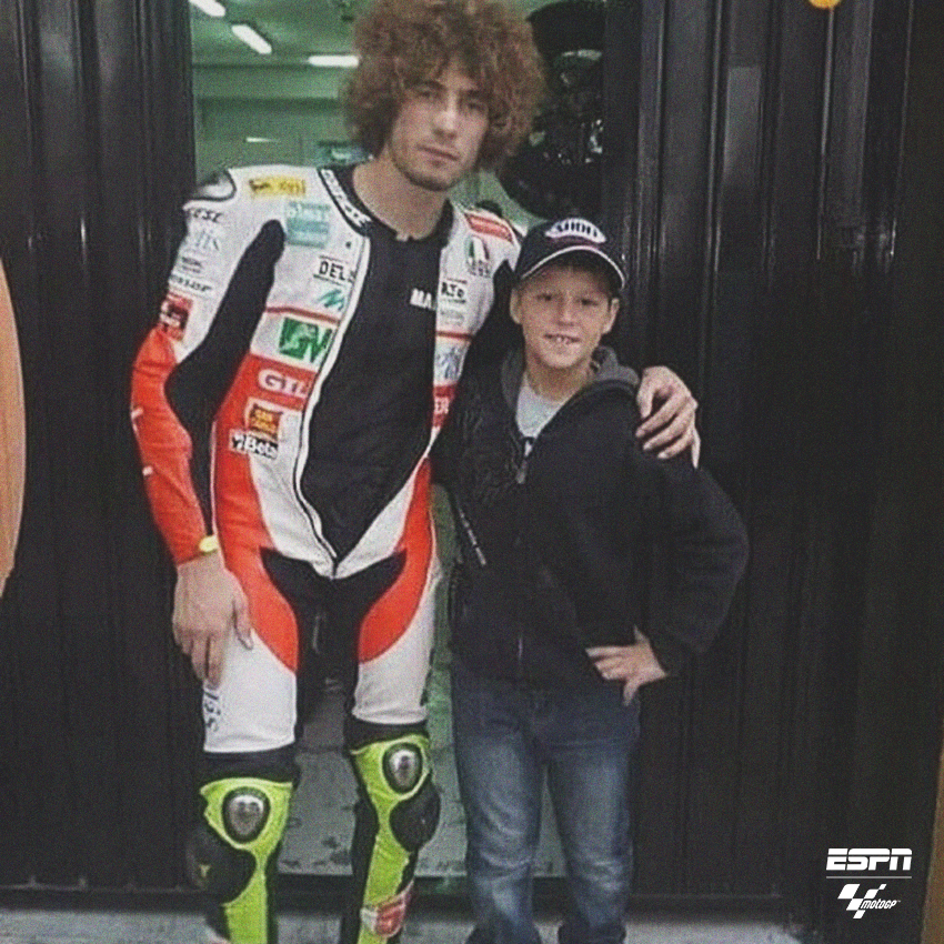 MotoGP_ESPN's tweet photo. #MotoGPxESPN A ver si logran adivinar quién es este pequeño fanático que logró sacarse esta foto con el inolvidable Marco #Simoncelli... ❤ https://t.co/WAKtnffjQB