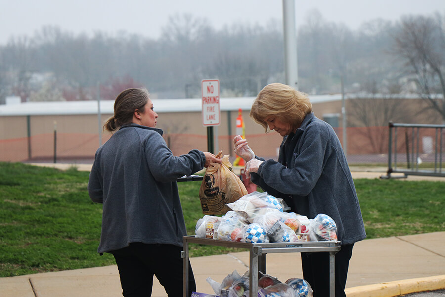 Today is School Lunch Hero Day. Rockwood is fortunate to have school lunch heroes of our own continuing to prepare meals for students who need them.

Thank you to our Child Nutrition Services staff members!

Read more: bit.ly/2xmC1Wq