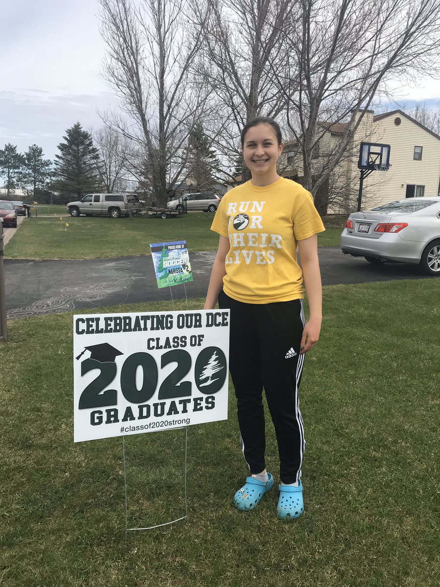 HanSoehlsen's tweet image. Had so much fun delivering signs to our DCE seniors! #EverestPride