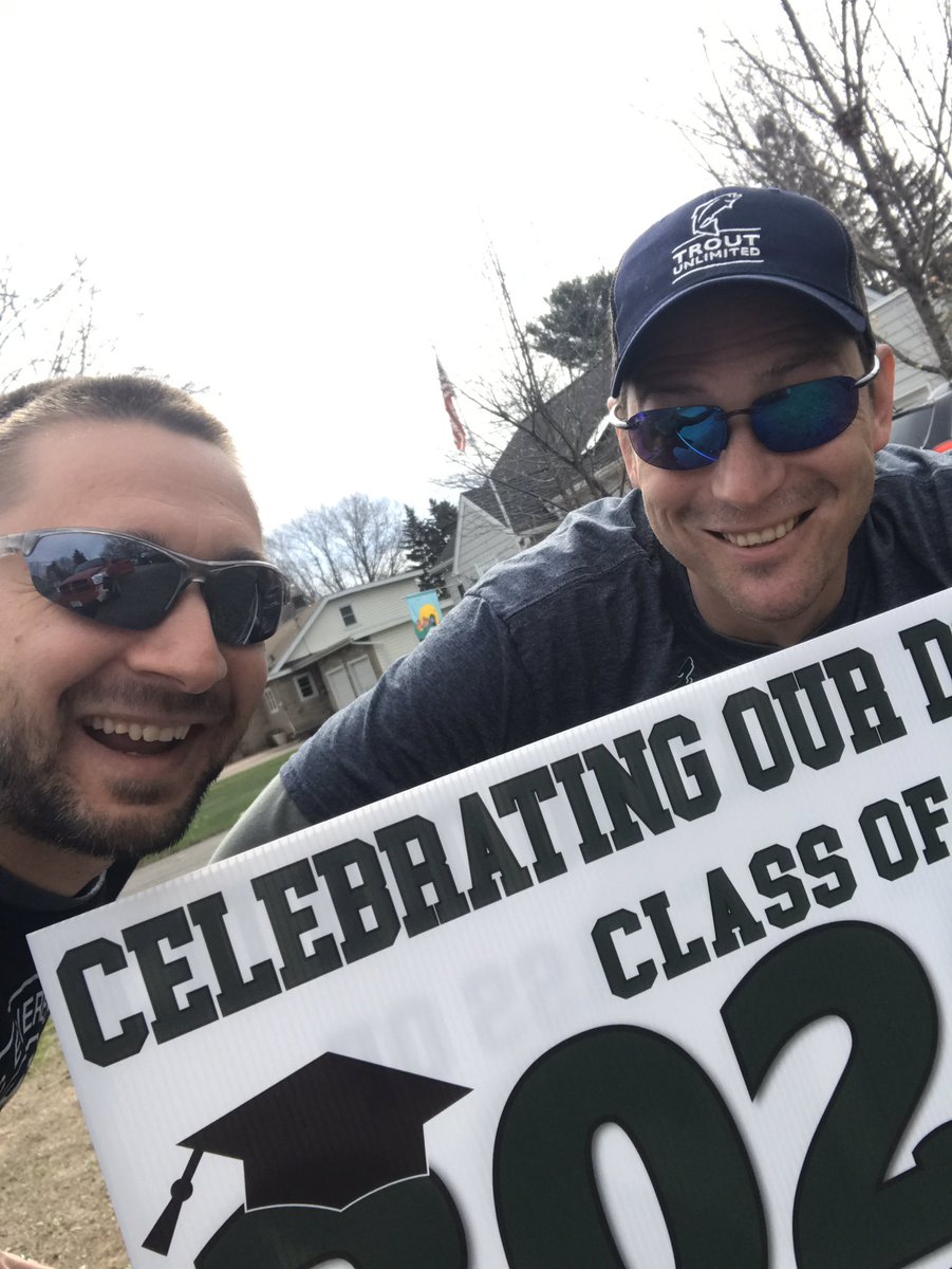 HanSoehlsen's tweet image. Had so much fun delivering signs to our DCE seniors! #EverestPride