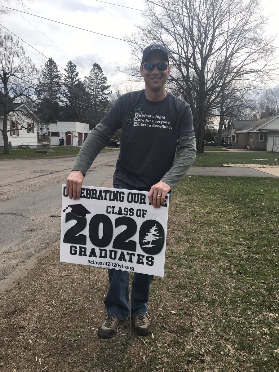 HanSoehlsen's tweet image. Had so much fun delivering signs to our DCE seniors! #EverestPride