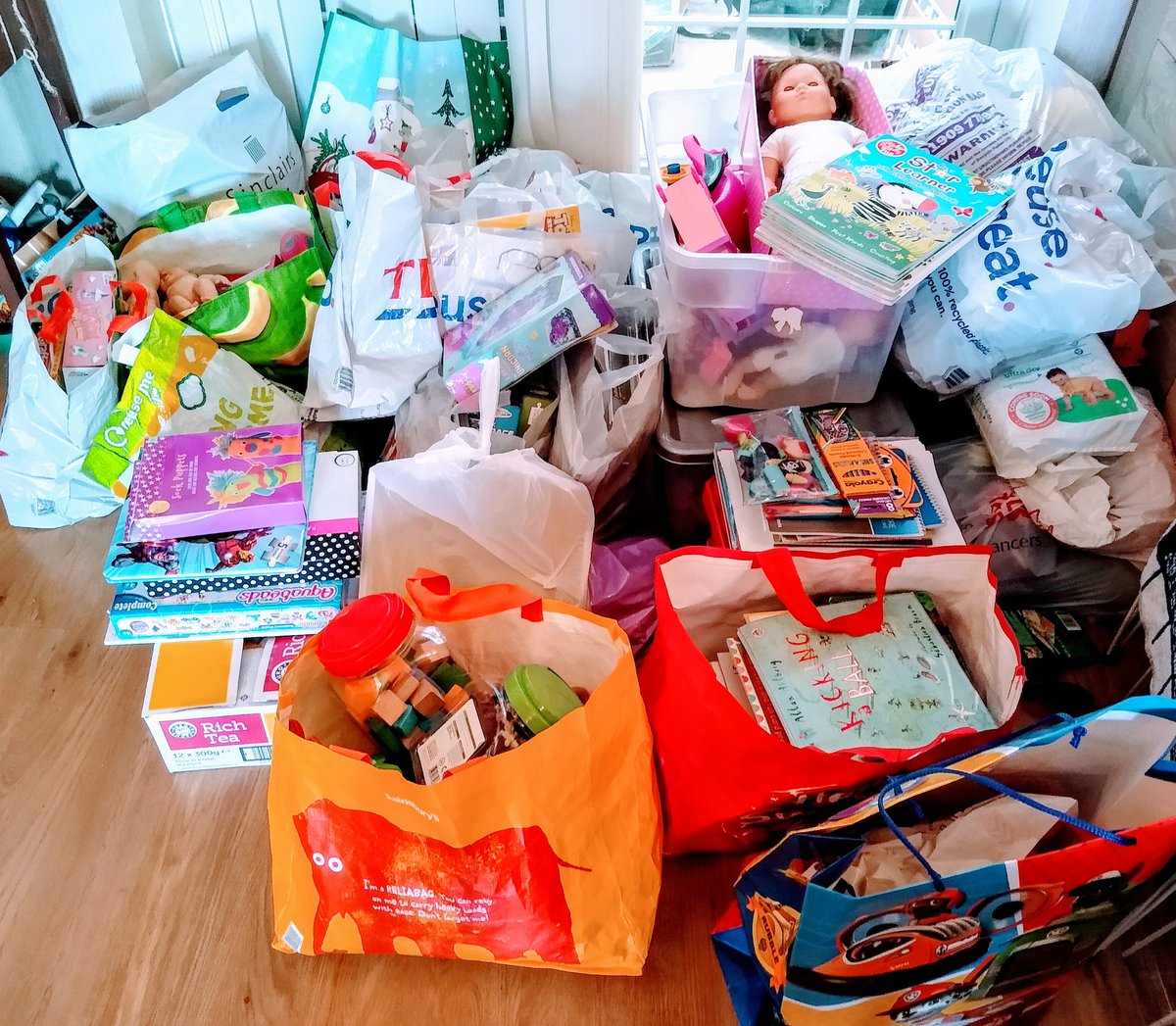SharonW30030070's tweet photo. The plan for this weekend is to get some donations out to the @ChangingLives__ Doncaster families, I feel a little road trip coming up. #Covid_19 #lockdown #donations #changinglittlelives #doncasterisgreat #BAMEDoncaster #weekend #ThankYou https://t.co/9lcMr5GsNo