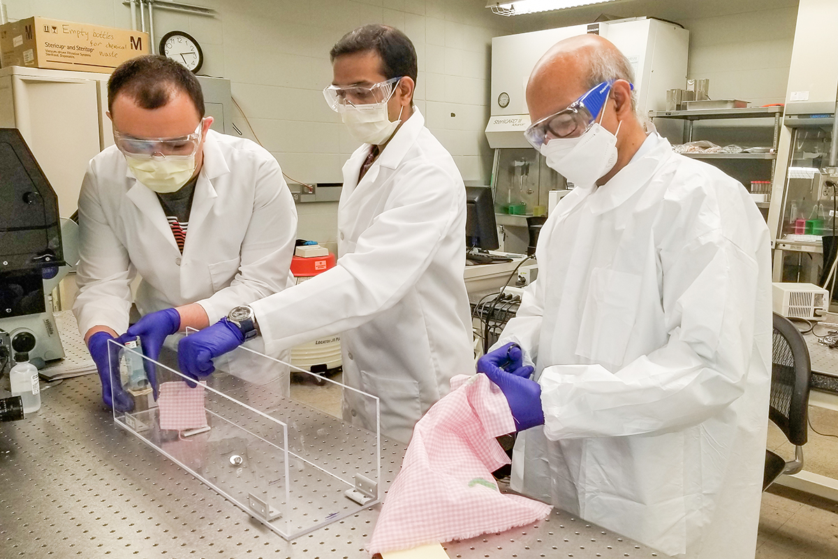uofigrainger's tweet photo. Making a fabric mask at home? 
An #ILLINOIS research team tested the breathability and droplet blocking ability of common household fabrics to find which is the best 😷 https://t.co/Jn5iVDwG4u https://t.co/RL3awrsc6i