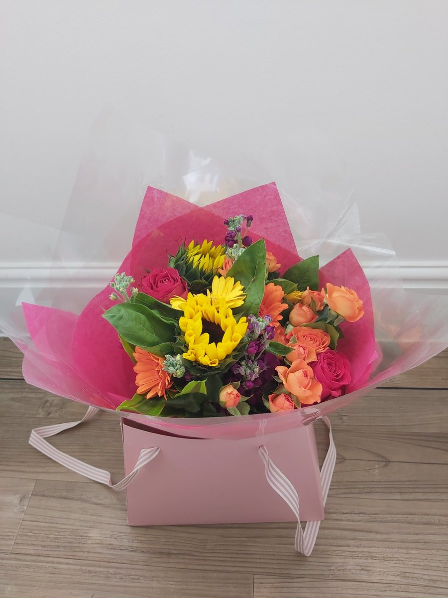 laura_banerjee's tweet photo. When you have a really hard clinical shift, but the best colleagues ever know how to cheer you up 💗 #raok https://t.co/XTOGYdsscc
