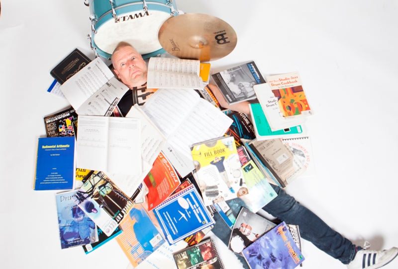 Deze vrijdag lekker veel video’s in ons Weekendpakket; gewoon omdat we daar zin in hadden Check: bit.ly/3aR8KB7. Fijne drumvideo’s dus, en daarnaast ook muziek; een studiepakket; leesvoer (met een rits video’s erbij!), en deze aflevering een funvideo op niveau!