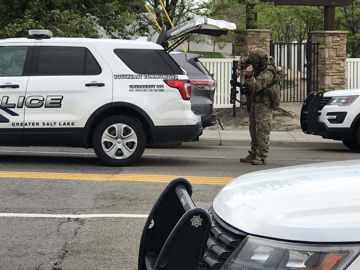 SLCScanner's tweet photo. #BreakingNews 7800 S State St. #CandlestickApts #UnifiedPolice on scene of a possible #ShotsFired situation. #SWAT is also on scene. Reason to believe that suspect is possibly barricaded inside apt. Stby for updates https://t.co/6QcZVzaFK9