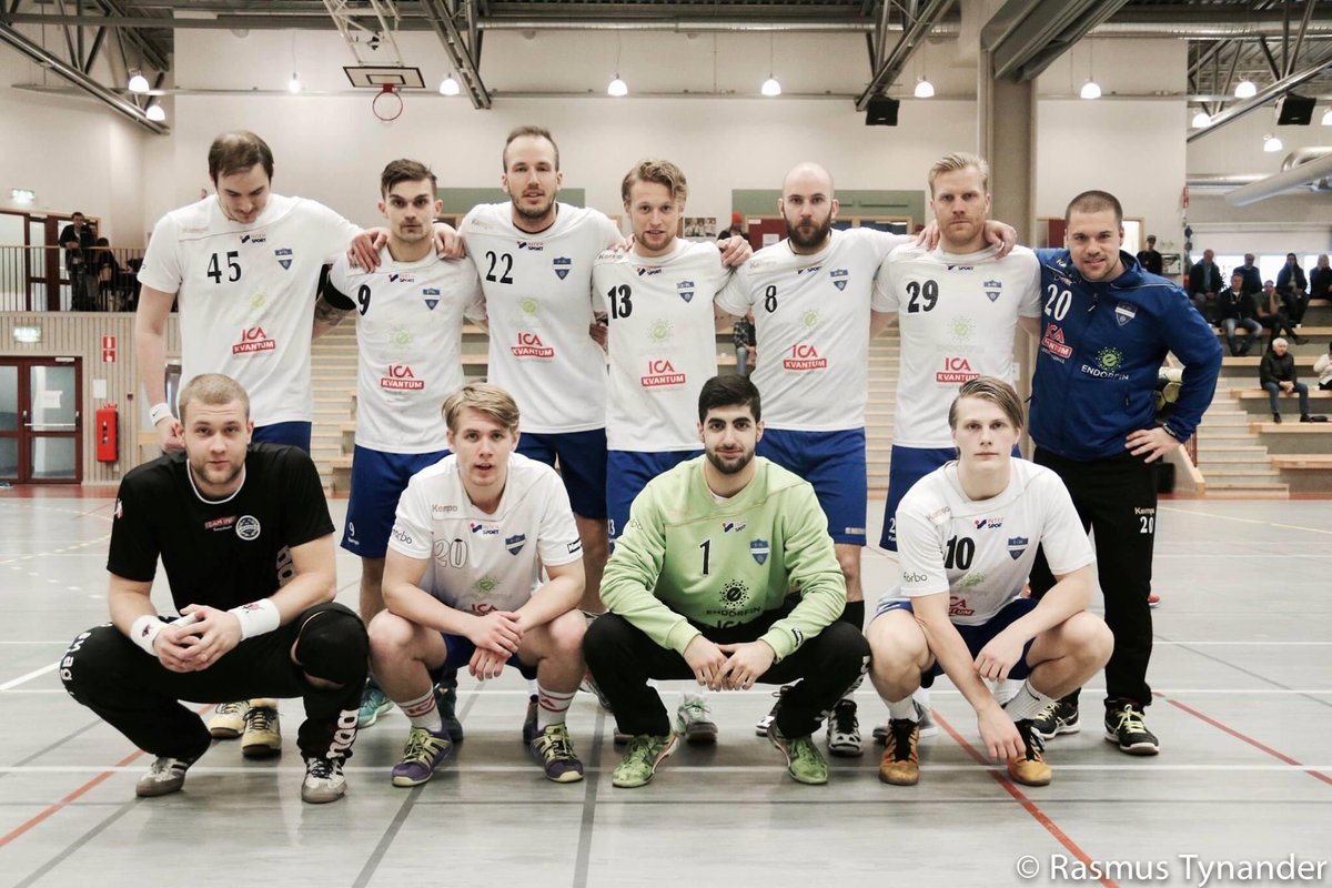 Antonfjelner's tweet photo. Fyra år sedan vi drog ihop en All-star match i fina #div2västra 😎 efter en jämn och tuff match vann tillslut team Widlund (rött lag) efter att Jöhhhhhhhhhhhnsson avgjort i sista sekund! #goatider #div2podden #finalag https://t.co/MeOIHrVqpJ