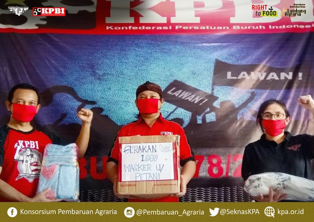 SeknasKPA's tweet photo. [May Day &amp; Gerakan Solidaritas Lumbung Agraria]

Di Jakarta, menyambut Mayday 2020, @persatuanburuh menggalang solidaritas gerakan 1000 masker, produksi kawan" mantan buruh garmen untuk diberikan kepada petani.

(Thread)

#MayDay2020
#PetaniBuruhSolider
#GeSLA
#TolakOmnibusLaw https://t.co/eXQw1HGaGK