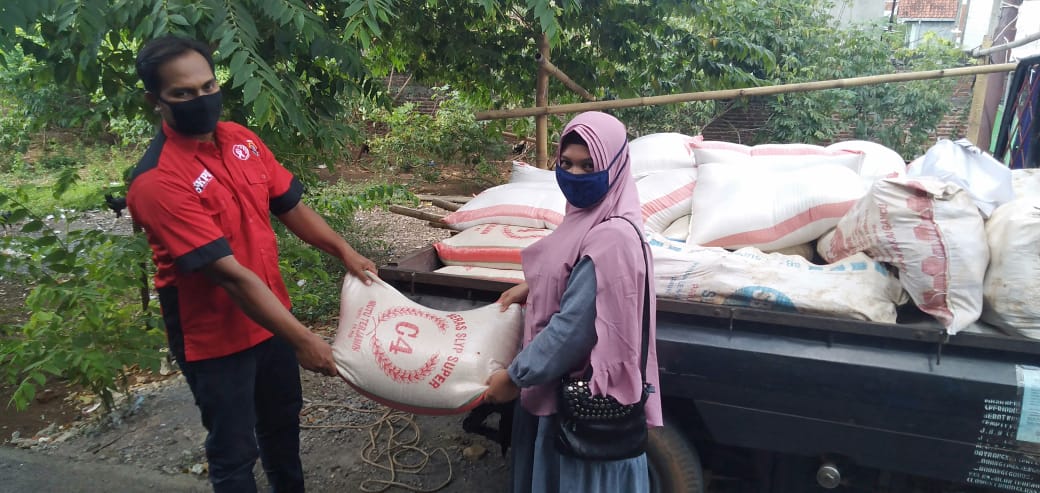 SeknasKPA's tweet photo. [May Day &amp; Gerakan Solidaritas Lumbung Agraria]

Di Jakarta, menyambut Mayday 2020, @persatuanburuh menggalang solidaritas gerakan 1000 masker, produksi kawan" mantan buruh garmen untuk diberikan kepada petani.

(Thread)

#MayDay2020
#PetaniBuruhSolider
#GeSLA
#TolakOmnibusLaw https://t.co/eXQw1HGaGK