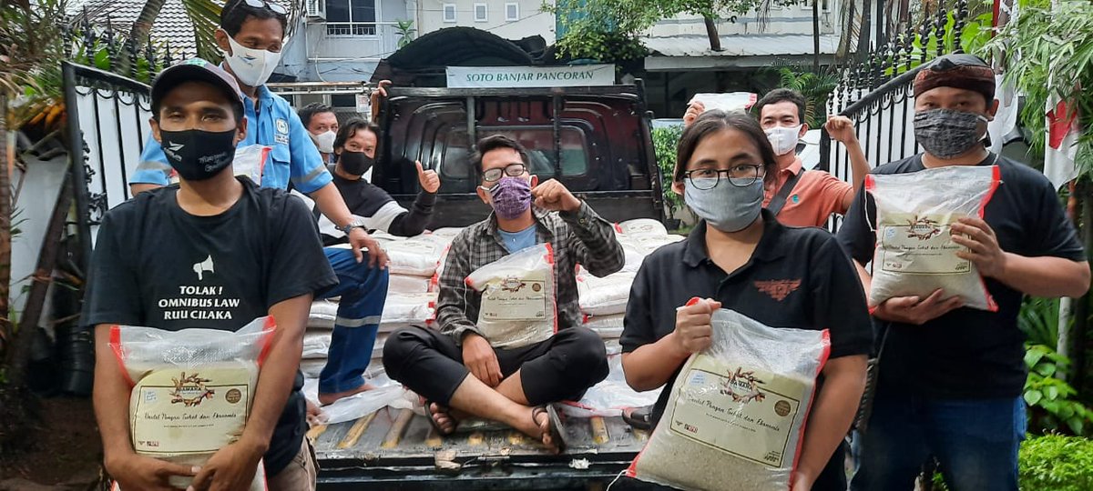 SeknasKPA's tweet photo. [May Day &amp; Gerakan Solidaritas Lumbung Agraria]

Di Jakarta, menyambut Mayday 2020, @persatuanburuh menggalang solidaritas gerakan 1000 masker, produksi kawan" mantan buruh garmen untuk diberikan kepada petani.

(Thread)

#MayDay2020
#PetaniBuruhSolider
#GeSLA
#TolakOmnibusLaw https://t.co/eXQw1HGaGK