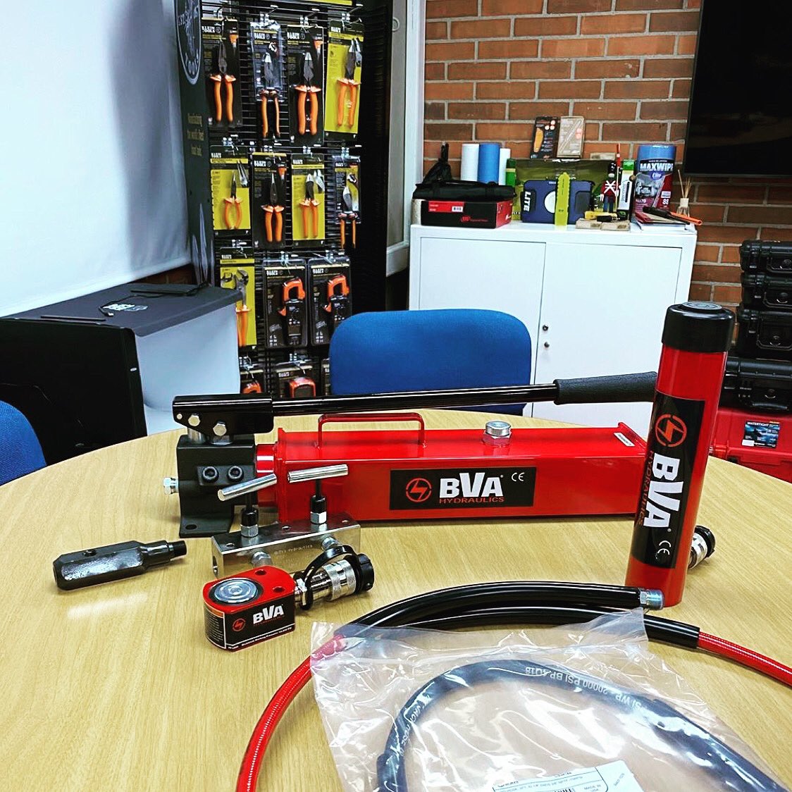 Plug &amp; Play 🔌

⚡️Our custom hydraulic kits provide all the necessary equipment to help you tackle that next project more efficiently.

The components are extremely easy to interchange if the application requires using multiple tools⚡️ 

📸: @sumicai 🤛

#hydraulics
