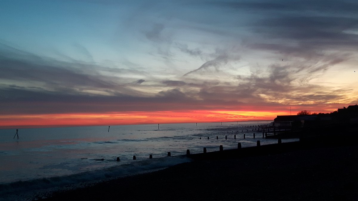 lewisbushphotos's tweet photo. This is a lovely picture of Middleton on sea with the lovely orange sky view in the background.
#middletononsea #Orange #beutifulviews https://t.co/f1FoQQCqiW
