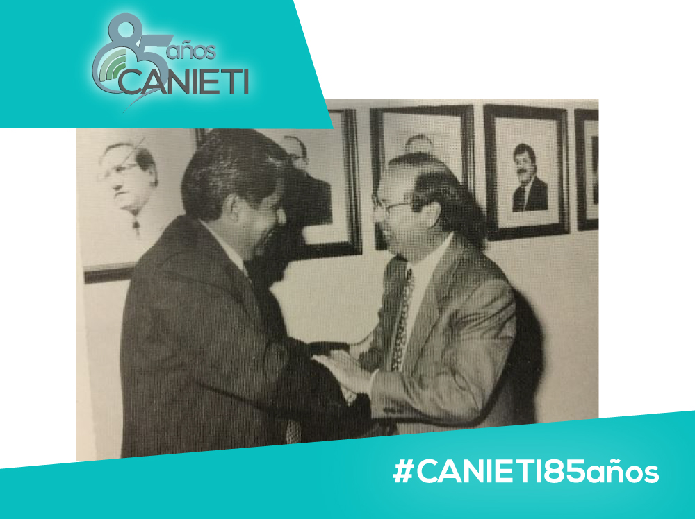 CANIETI's tweet photo. #CANIETI85años En el marco de la Asamblea General Ordinaria de 1996,  Jorge Lara Guerrero, Presidente saliente de CANIECE (ahora CANIETI) felicita a Enrique Sánchez Aldunate por su nombramiento como Presidente de la Cámara para el ejercicio 1996-1997. https://t.co/RtIfMgqQEs