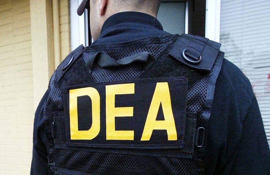 • ATF shits bricks all the way back to Washington. Calls in the FBI, State Police, you name it.• They even lie to the DEA & tell them based on “anonymous reports” that the Davidians have a meth lab.