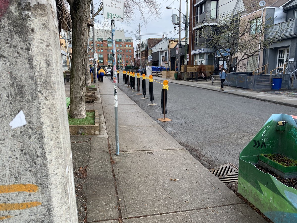 moore_oliver's tweet photo. Is this part of the CurbTO thing? Cause it seems odd. It’s on a pretty quiet street — Augusta, S of College — and it doesn’t really create meaningful space https://t.co/me8ws9kUnF
