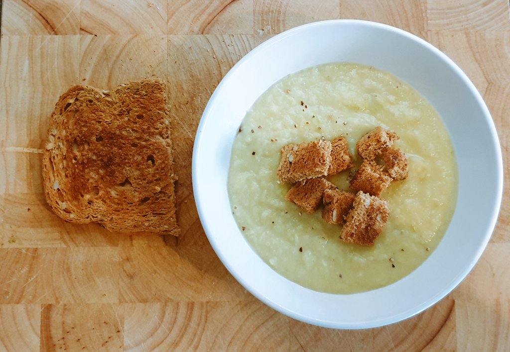 TGNutrition's tweet photo. Homemade Leek and potato soup 🥣 #nutrition https://t.co/8yDTgq0QYj