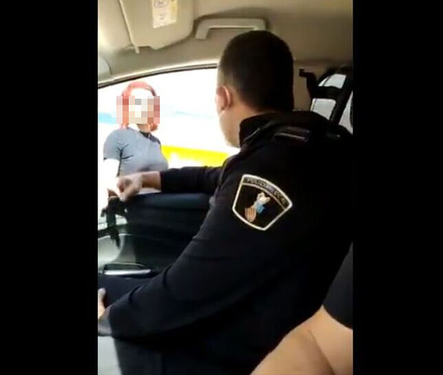 eldiarioes's tweet image. VÍDEO | Agentes de Policía Local se graban profiriendo insultos tránsfobos a una persona: "¿Qué es lo que hacéis ahora que no podéis jalar pollas ni robar?" eldiario.es/cv/Agentes-Pol… Por @LauraMartRed