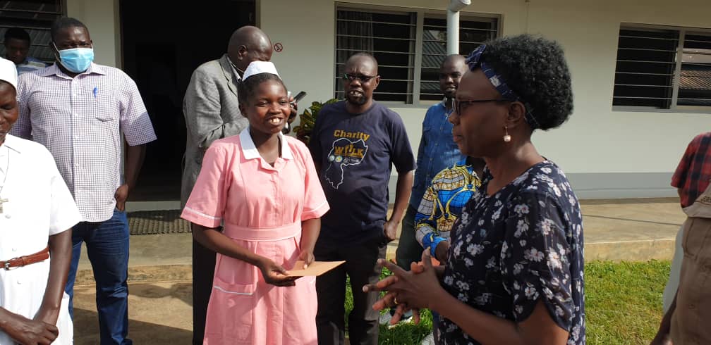 Minister <a href="/JaneRuth_Aceng/">Dr. Jane Ruth Aceng Ocero</a> meets nurse Doris from Ediofe HCIII who carried a patient on a wheelchair to Arua RRH for treatment.She applauded her for her selfless work! Jane,may God bless you with more wisdom.This means a lot to a nurse! <a href="/BillsRa/">Agaba Ronald Bills</a>, <a href="/ainbyoo/">Ainebyoona Emmanuel (CIPR)</a>, <a href="/MinofHealthUG/">Ministry of Health- Uganda</a>, <a href="/vac19ug/">Volunteers Against COVID19 #VAC19UG</a>,