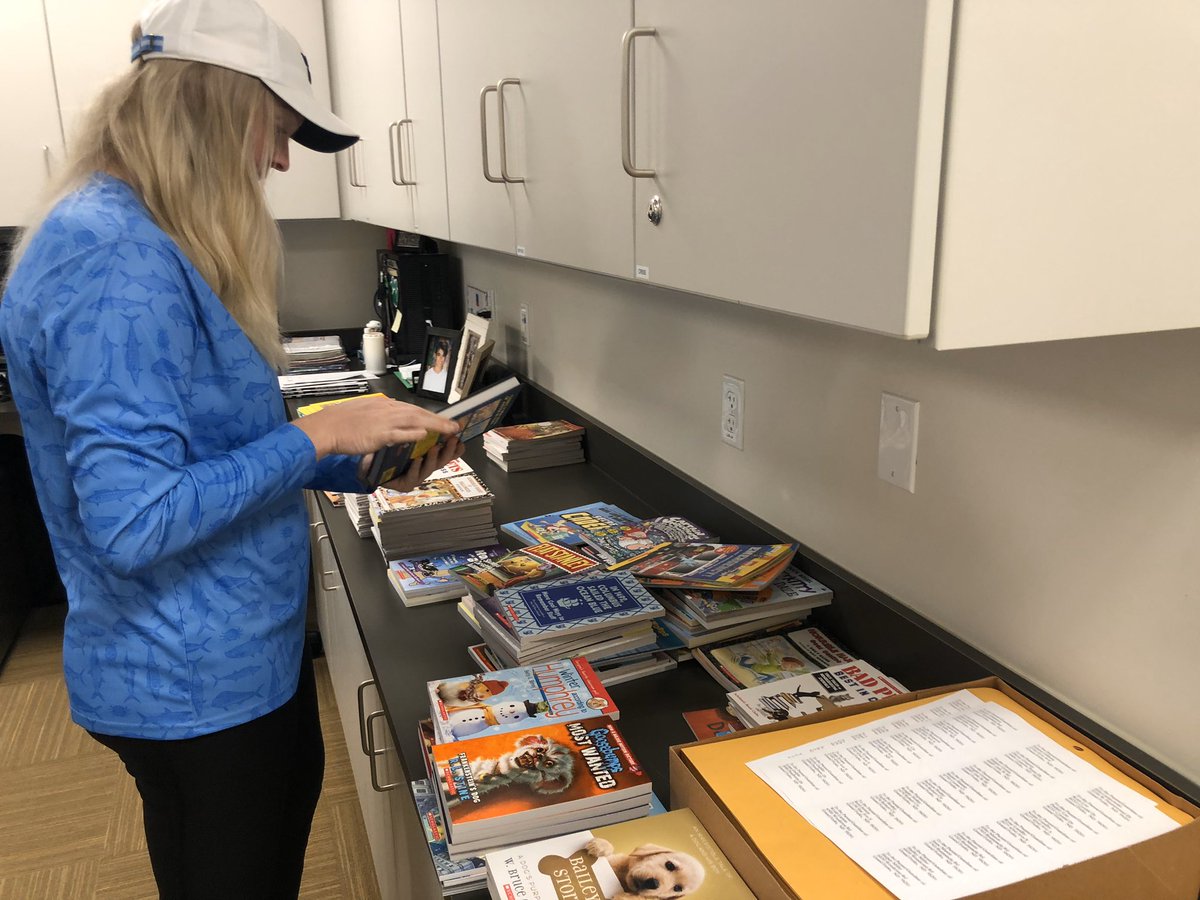 _aliparkinson's tweet image. Hey Discovery, ‘Chalk Your Walk’ was so much fun! For those who shared pictures of their chalk art, a special package is being delivered to your house by our fabulous para team! Thanks for sharing your school spirit! #TrailBlazeOn @leaders_student #HappyReading