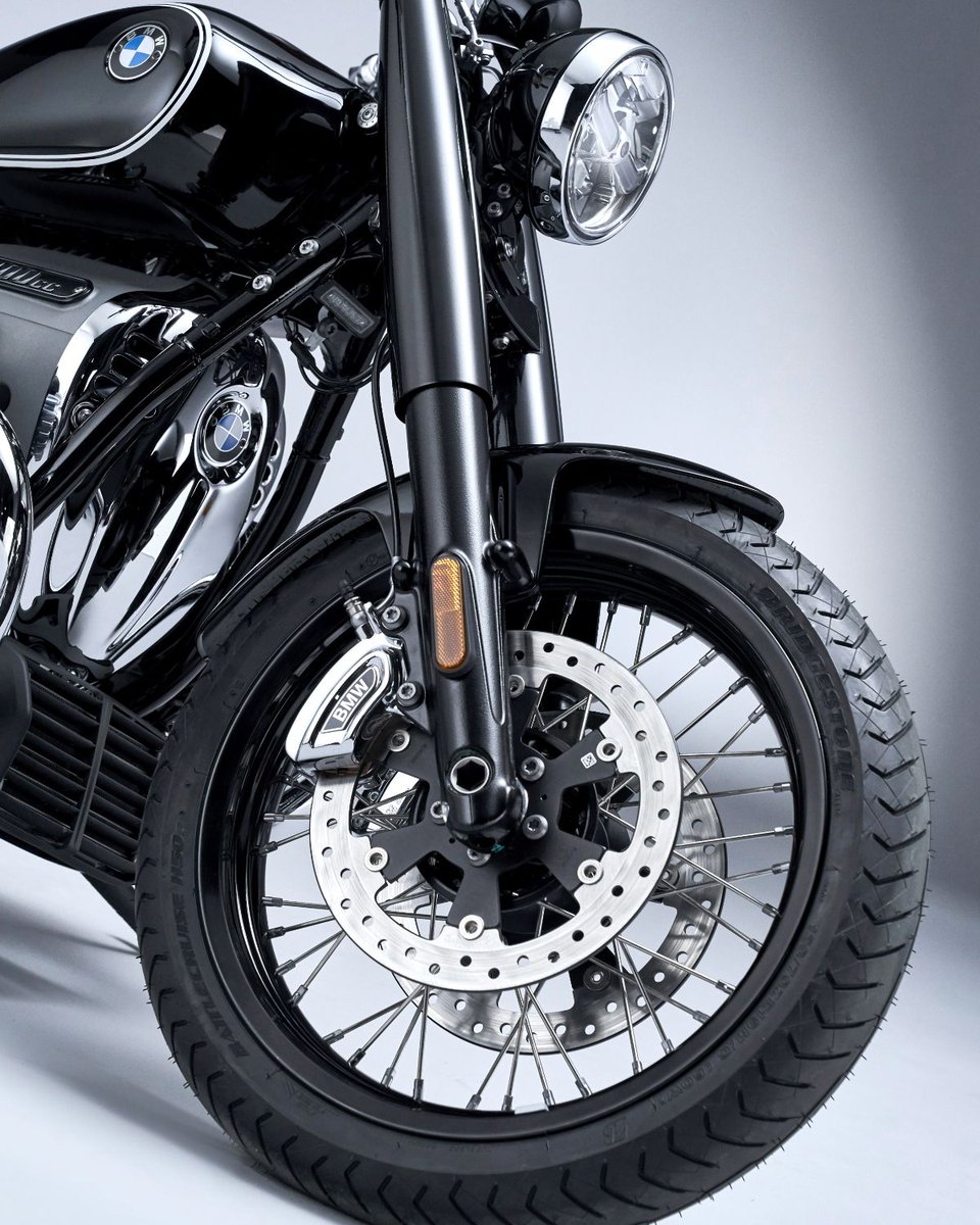 BMWMotorrad's tweet photo. Classic design that dates back to 1936! The new R 18 is an ode to the iconic R 5. 💯👌 Does it fuel your soul!? #MakeLifeARide #BMWR18 #SoulFuel #BMWMotorrad https://t.co/j41DUpAzmR