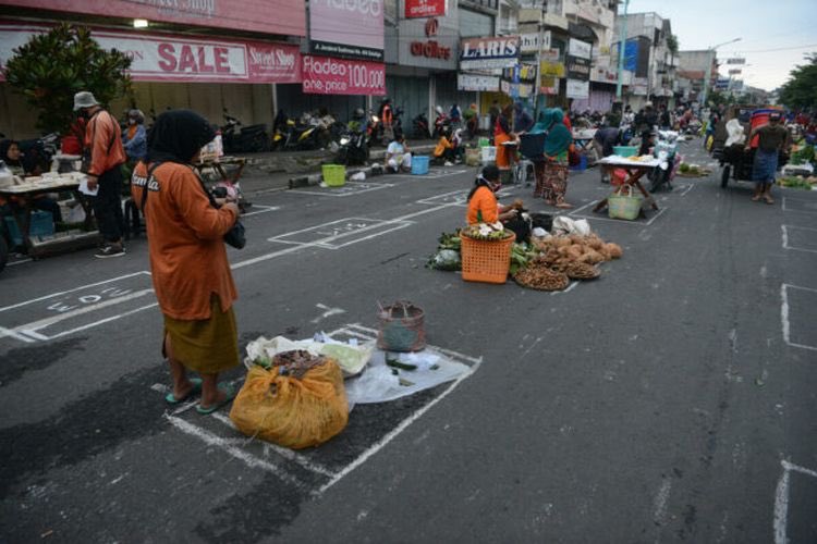 Streets and #publicmarkets are adapting, often creating better #publicspaces in the process. 

An Indonesian market is one of a growing number of examples: regional.kompas.com/read/2020/04/2…

#COVID19Streets #marketcities #StreetsAsPlaces #localfood #placemaking