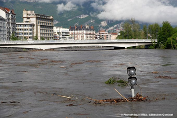 Chastagner157's tweet photo. Rappel du 2 Mai 2015 Crue de l'Isère 3,38 m de hauteur à l’échelle limnométrique/débit de 966 m3/s à Grenoble-Bastille et+haute que les crues de 1968/Mars 2001.Commune #Grenoble  
Photos:Sébastien GOMINET (Institut des Risques Majeurs)2/05/2015 @RisquesMajeurs @risques_majeurs https://t.co/WD5Kz8m61u