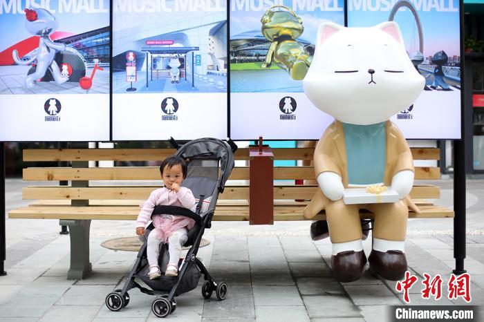 Echinanews's tweet photo. A cat-themed street opens to the public on May 1 in China's Nanjing, attracting visitors to take pictures with various cat statues. #AmazingChina https://t.co/6rYGPIXuAe