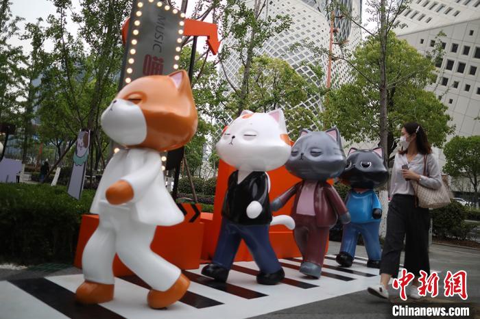 Echinanews's tweet photo. A cat-themed street opens to the public on May 1 in China's Nanjing, attracting visitors to take pictures with various cat statues. #AmazingChina https://t.co/6rYGPIXuAe