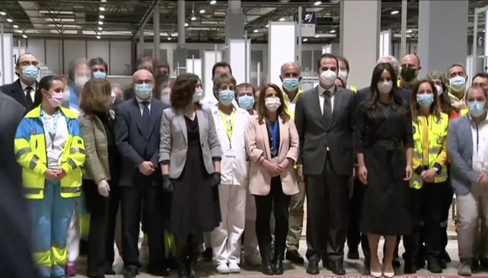 UnaiSordo's tweet photo. Si NO sabes nada de epidemias, es temerario hablar de “estrategias de testeos”.
Si NO tienes ni idea sobre cómo recuperar la actividad de 47 millones de ciudadanos/as, sé prudente a la hora de criticar una “desescalada”.
Si sabes lo que son 2 metros de distancia, no hagas esto👇 https://t.co/GQ4WiTlg3K