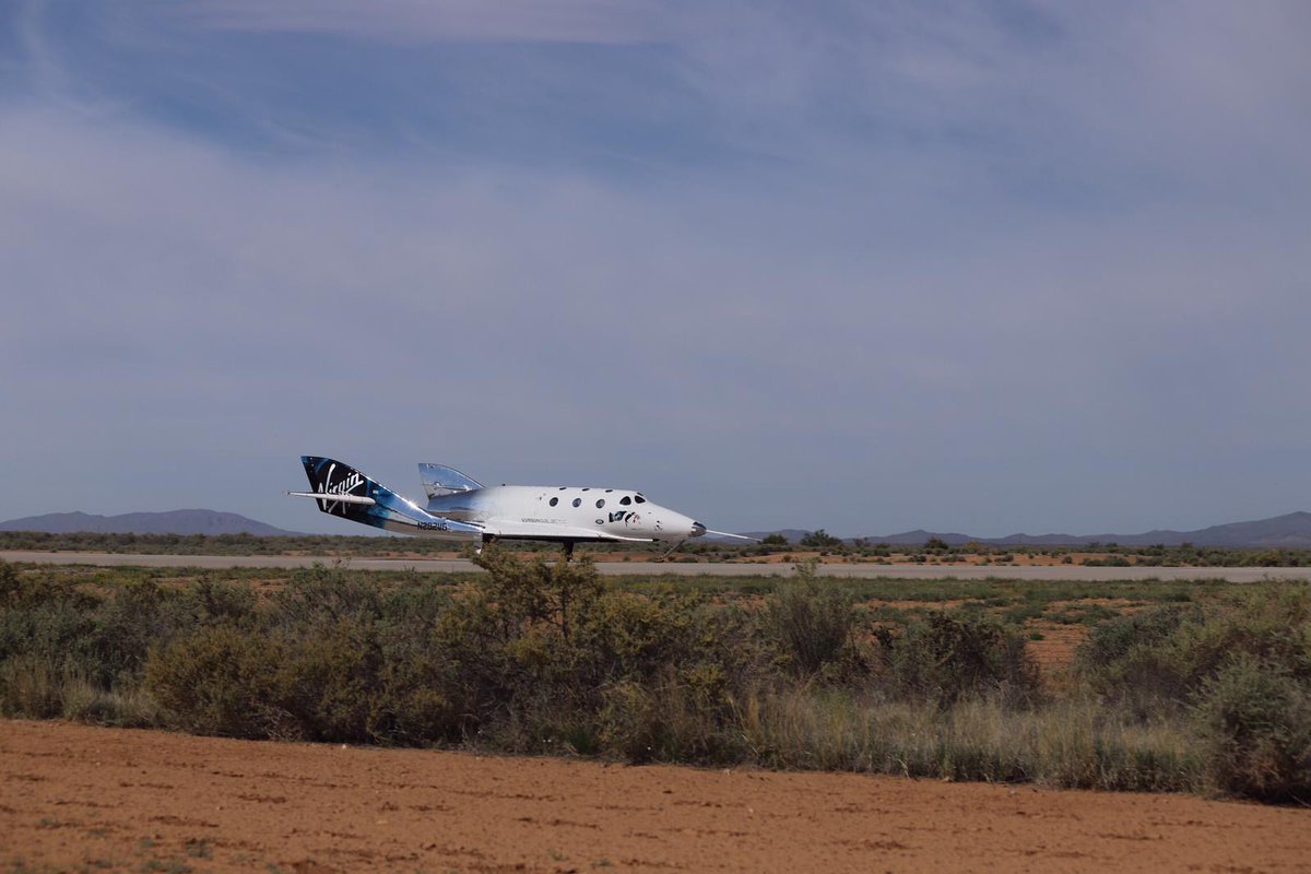 wakka44's tweet photo. Succès du 1er vol libre du #SpaceShipTwo #Unity #VSS2 de @virgingalactic !! (#Unity était piloté par Dave Mackay et CJ Sturckow, le #VMS #Eve par Mike Masucci et Kelly Latimer.) https://t.co/eQDs3kmaWT