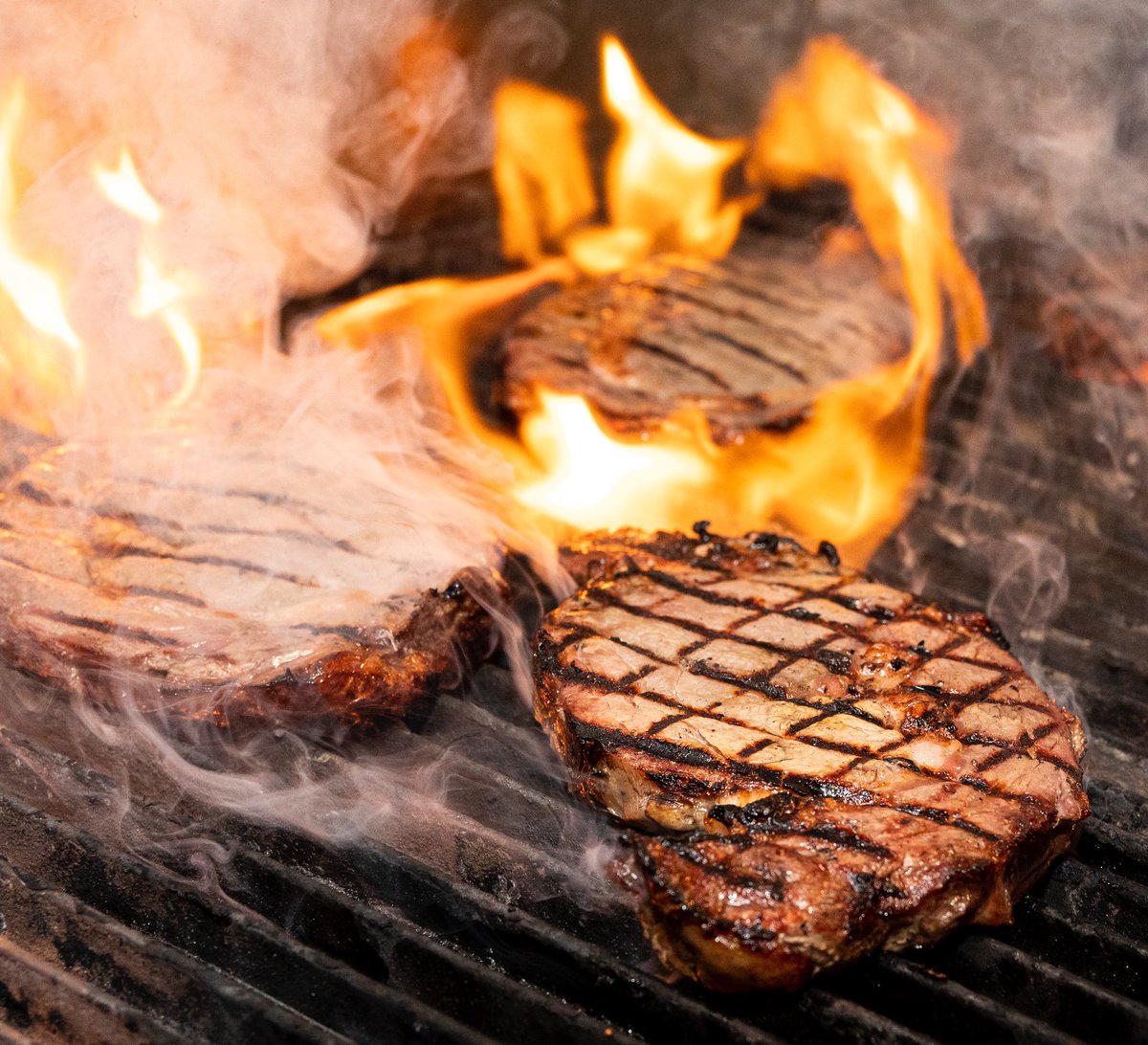 Hey-Oh! The weekend is here! Time to put your computers away and indulge on the finer things in life. Like a good Steak + Wine!  😋 🥩 🍷 #virtualhappyhour #ournewnormal #quarantinelife #takeout #delivery