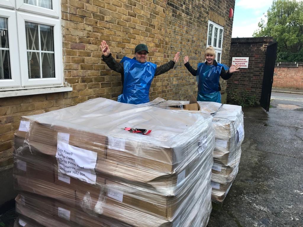 A donation of ❗️25,000 ❗️aprons have arrived to <a href="/harrowcarers/">Harrow Carers</a> ready to distribute to those who need them. Thanks to the wonderful Bernard from <a href="/GrosvenorServ/">Grosvenor Services</a> 🙌 What a hero 🦸‍♂️
☺️SOS are so pleased to have facilitated this. Do you need PPE? sos-supplies.com/request-suppli… #PPE #PPENow