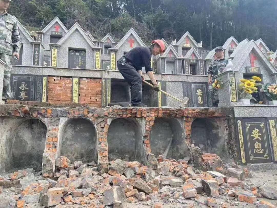 IamMsFF's tweet photo. #天滅中共 ,This is totally insane !
In #Fujian, #CCP gov forced to destroy 176 local christians 's cemeteries .
#CCP not only overthrow churchs , now also destroyed the cemeteries of local christians, ways truning to be #NorthKorea !
@SolomonYue
#MakeChinaPay
#overthrowCCP https://t.co/t6Gn8pEX5l