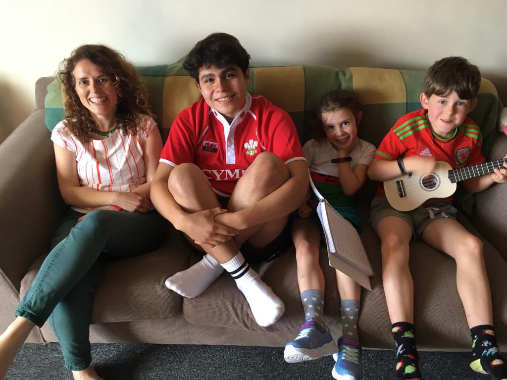 Diwrnod Coch, Gwyn a Gwyrdd yn cyfrannu #llamasuk. Am syniad neis <a href="/Urdd/">Urdd Gobaith Cymru</a> !! Hyfryd gweld lluniau o ffrindiau yma yng Nghymru, dyma llun ohona i, @EiryMiles, #gwyn ac #angharad 🤣❤️⚪💚.