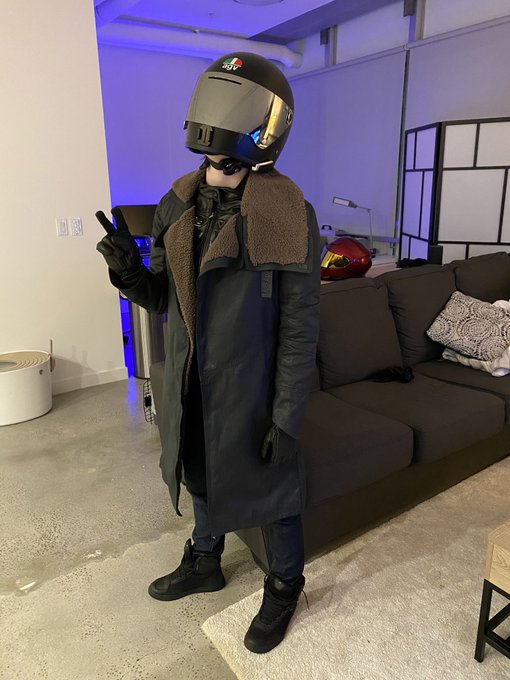 My gf took a photo of me all safe going for a ride https://t.co/yXHYLrS5Sz