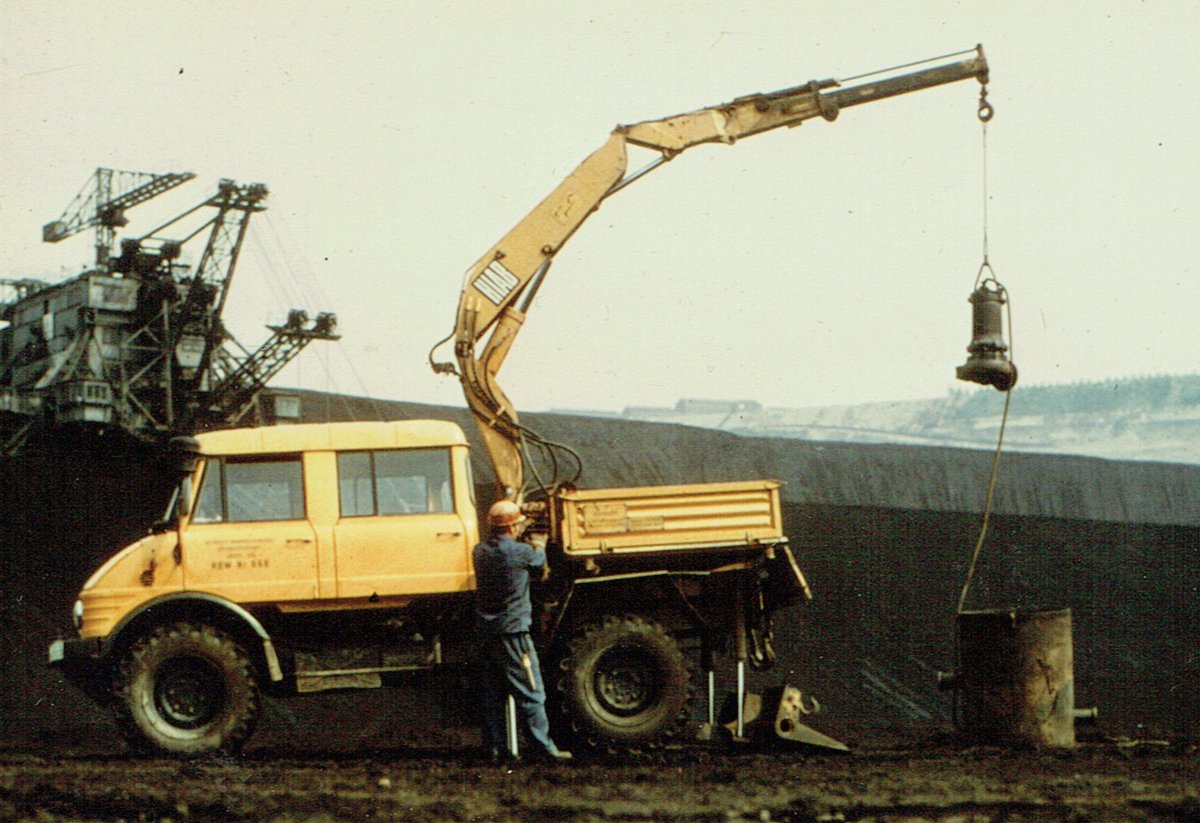 UnimogCommunity's tweet photo. Unimog 416 DoKa mit HIAB-Kran im Braunkohletagebau. Unimog 416 double cab with HIAB crane in opencast brown coal mining. #gaggenau #unimog #4x4 #daimler #ucg #unimogfan #unimogmuseum #unimogclubgaggenau #kran #crane #ladekran #Ladekran #braunkohletagebau #braunkohle #tagebau https://t.co/NeJ7kRGWL4