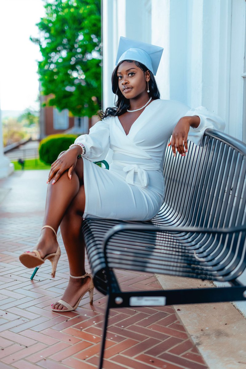 vibewith_yaazz's tweet photo. May 1, 2020🎓✨
I’m not crying y’all, there’s just something in my eye🥺😭 https://t.co/S64FIg1A0M