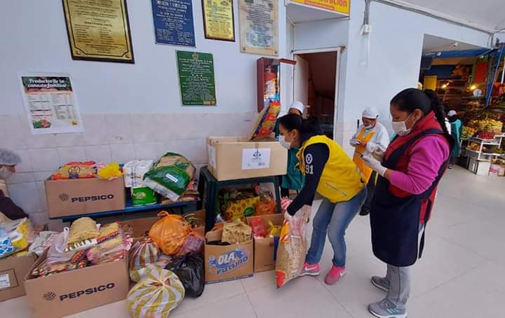 SrCobranzaLPZ's tweet photo. #IntendenciaLP
Las vendedoras del mercado Achumani aportaron fondos con los cuales adquirieron víveres para el armado de canastones solidarios a ser entregados en hogares de niños, de ancianos y familias de escasos recursos económicos del municipio paceño. https://t.co/xtvBtp0wyV