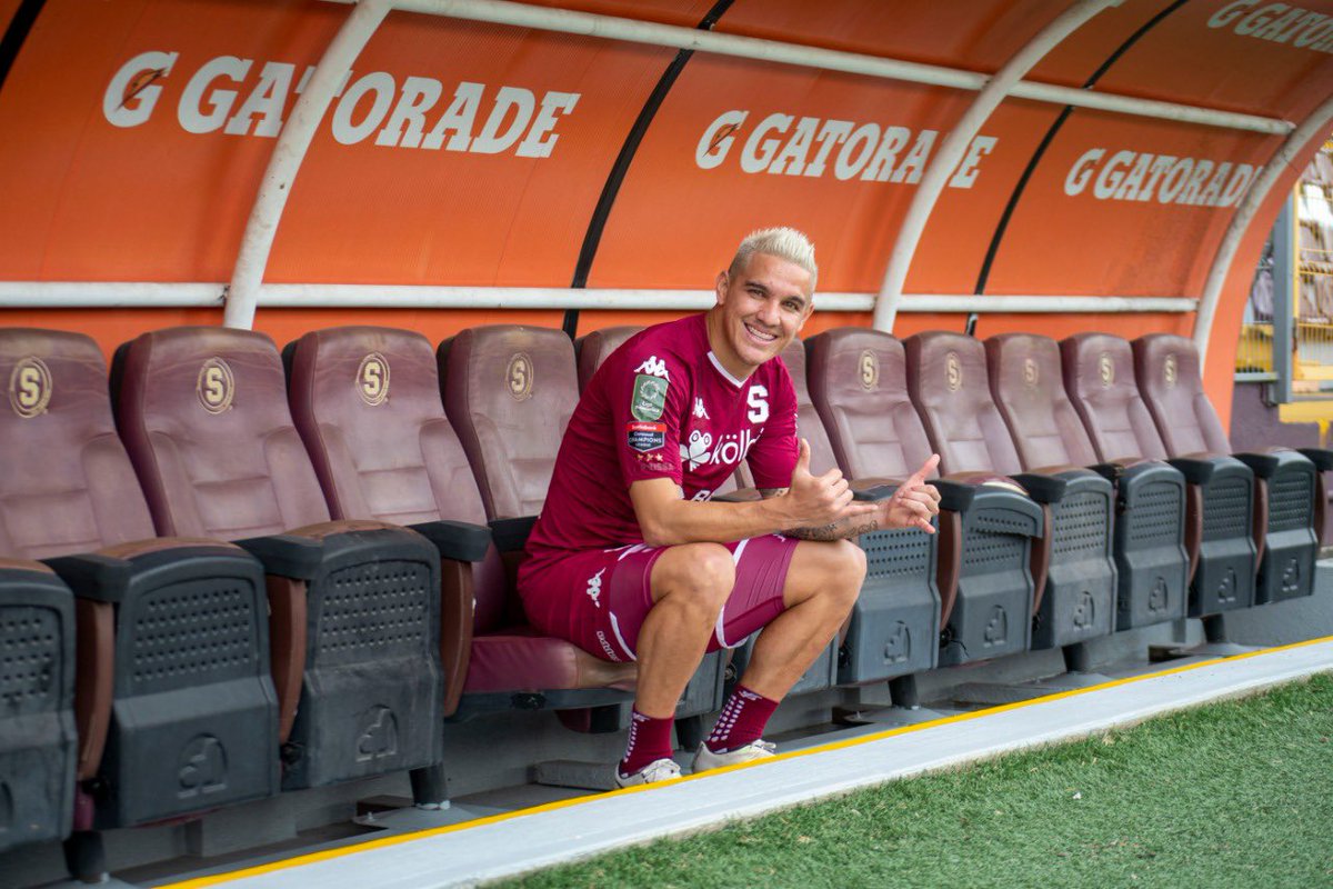 EstebanChavesCR's tweet photo. El @SaprissaOficial inició los entrenamientos este viernes. Varios jugadores llegaron con el cabello rubio. https://t.co/HeaZeOVxAr