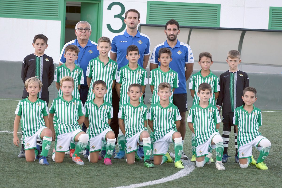 armandocaldero3's tweet photo. 2°Entrega @RBetisCantera  Hoy-BENJAMINES de 1°año
o sea Benjamin C de Carlos Castro y el Benjamin D de Miguel Navarro que han hecho una gran temporada pese a encontrarse equipos de 1 año mayor que ellos https://t.co/FPKRpTTd8r