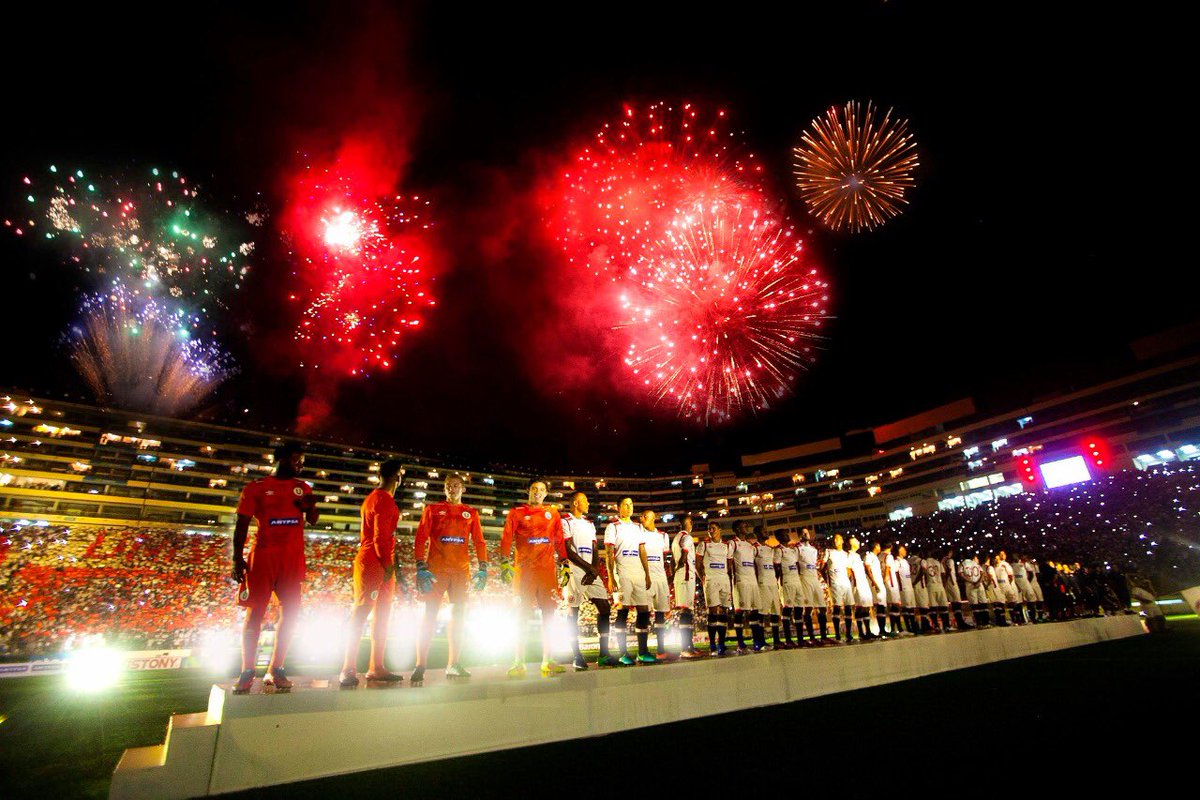 Universitario's tweet photo. ¡Desafío aceptado, @PSG_espanol! 🤝

Así fue recibido nuestro equipo en el Estadio @MonumentalU_ . 🙋🏻‍♂️🎉🙋🏻🏟️🔝⚽

Nominamos a:

🇵🇪 @MelgarOficial 
🇲🇽 @Chivas 
🇩🇪 @borussia_es 
🇧🇴 @Bolivar_Oficial 
🇮🇹 @sscnapoliES https://t.co/rUXtjni8GS