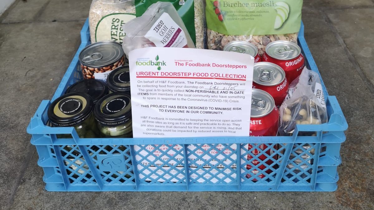 iz_watts's tweet photo. Silver Lining Day 40:
In this time I feel lucky to still have work and financial security. It was great to see this local initiative collecting food bank donations from doorsteps, as in shop donations have gone down. #NHSsilverlinings #LocalHeroes #foodbanks https://t.co/NDPWQSTSCP