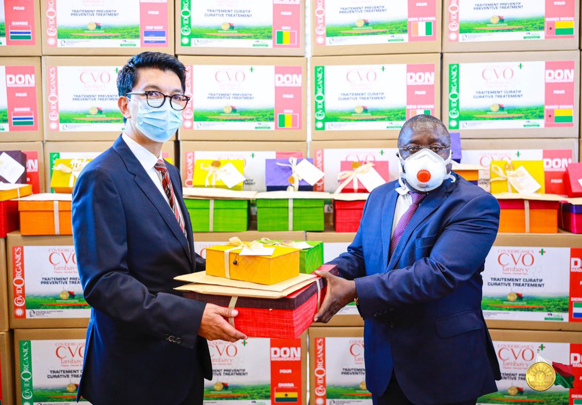 SE_Rajoelina's tweet photo. Nous sommes honorés de transmettre ces remèdes à la délégation de #GuineeBissau pour les malades du #COVID19 des 15 pays de @ecowas_cedeao.
Merci Président @USEmbalo pour l’initiative de la distribution !
Agissons stratégiquement aujourd’hui pour changer le destin de l’Afrique. https://t.co/XjKjsF39KG