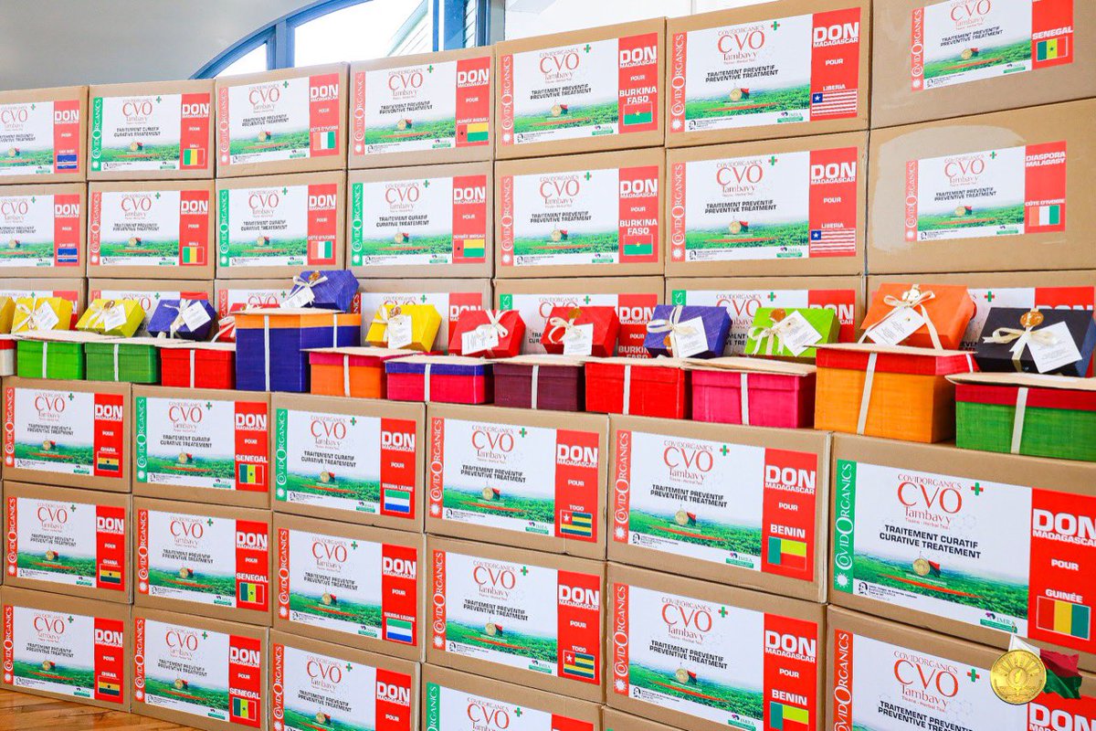 SE_Rajoelina's tweet photo. Nous sommes honorés de transmettre ces remèdes à la délégation de #GuineeBissau pour les malades du #COVID19 des 15 pays de @ecowas_cedeao.
Merci Président @USEmbalo pour l’initiative de la distribution !
Agissons stratégiquement aujourd’hui pour changer le destin de l’Afrique. https://t.co/XjKjsF39KG