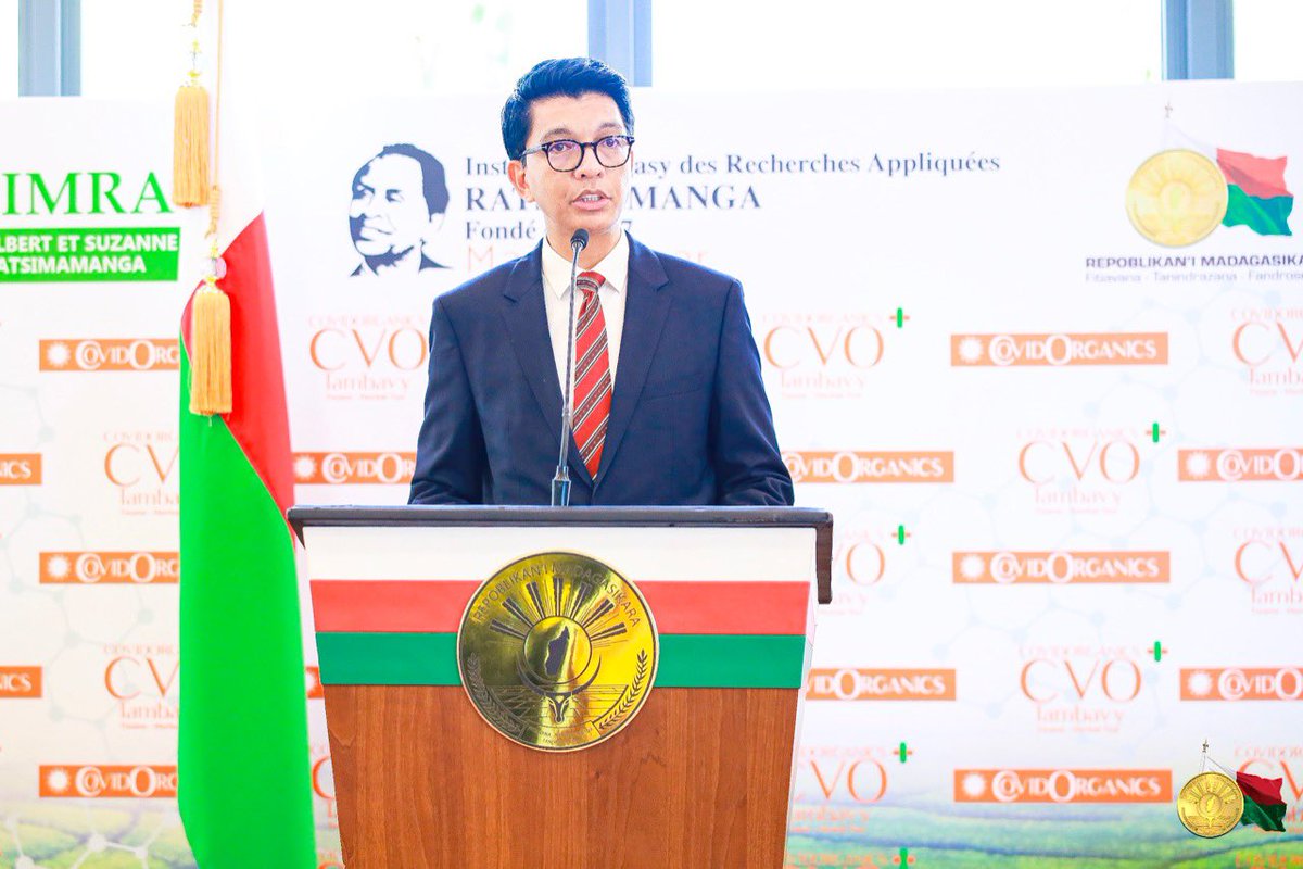 SE_Rajoelina's tweet photo. Nous sommes honorés de transmettre ces remèdes à la délégation de #GuineeBissau pour les malades du #COVID19 des 15 pays de @ecowas_cedeao.
Merci Président @USEmbalo pour l’initiative de la distribution !
Agissons stratégiquement aujourd’hui pour changer le destin de l’Afrique. https://t.co/XjKjsF39KG