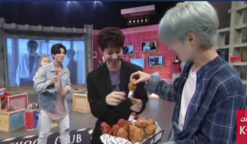 Jae giving chicken to members who does aegyo, wonpil didn't do aegyo well but jae still insisted to give wonpil a chicken at the end 